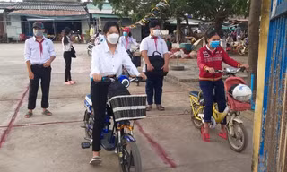 Học sinh khối lớp 9 và 12 ở huyện Tân Phú Đông, tỉnh Tiền Giang trở lại trường Ảnh: NHẬT HUY