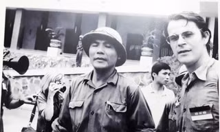 Chính ủy Bùi Văn Tùng với phóng viên nước ngoài tại sân dinh Độc Lập trưa ngày 30/4/1975 (Ảnh: Tư liệu) 
