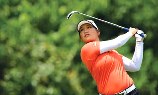 Thảo My (ảnh 1) và Khuê Minh (2) trên sân golf