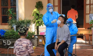 Lấy mẫu xét nghiệm cho người dân tỉnh Bắc Ninh