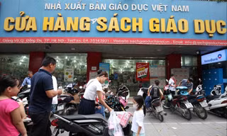 Vì sao người đứng đầu NXB Giáo dục Việt Nam bị kỷ luật cảnh cáo? 