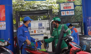 Giá xăng liên tục tăng khiến cuộc sống của người dân, doanh nghiệp bị ảnh hưởng nặng nề Ảnh: Như Ý 