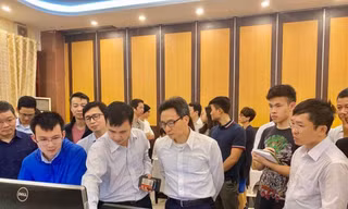 Tú và Tổ thông tin đáp ứng nhanh báo cáo Phó Thủ tướng Vũ Đức Đam về tình hình dịch COVID-19