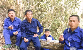 Thượng tá Nguyễn Văn Nam (giữa) cùng đồng đội nghỉ ngơi giữa rừng
