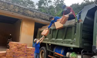 Các bạn trẻ vận chuyển đồ hỗ trợ người dân ở điểm nóng dịch COVID-19