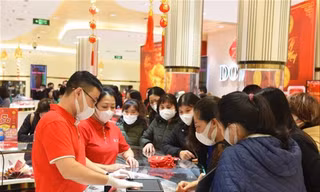 Người dân xếp hàng mua vàng ngày Vía Thần tài năm 2022 Ảnh DJ
