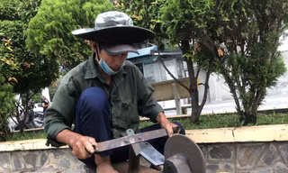 Những xóm nghề tha hương - Kỳ 4: 'Biệt đội' mài dao dạo… 