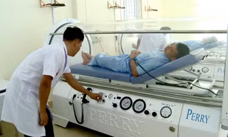 Hồi phục sức khỏe cho thủy thủ tàu ngầm bằng buồng oxy cao áp (100% oxy tươi) 