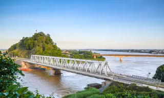 Cầu Hàm Rồng là cây cầu đầu tiên được bắc ngang qua dòng sông Mã ở Thanh Hóa, cách trung tâm thành phố Thanh Hóa gần 5km về phía Bắc