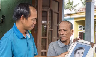 Ông Đỗ Hùng, người cháu ruột đang thờ võ sĩ Đỗ Hy Sinh (cùng tác giả bài viết - trái) ảnh: Văn Chương