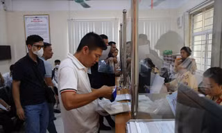 Bắt đầu định danh biển số xe: Xếp hàng dài sang tên ô tô trước 15/8