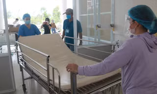 Lắp đặt thiết bị, mở rộng quy mô bệnh viện dã chiến tại khu ký túc xá phía Tây TP Đà Nẵng. Ảnh: Nguyễn Thành