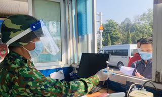 Hàng ngày, lực lượng chức năng tiếp xúc với lái xe rất dễ lây nhiễm bệnh COVID-19 ảnh: Duy Chiến 