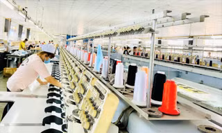 Công nhân làm việc trong doanh nghiệp “3 tại chỗ” ở Bình Dương. Ảnh: Hương Chi 