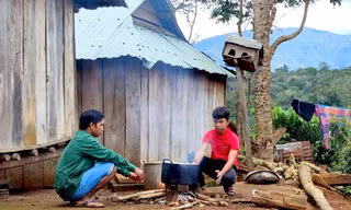 Học sinh lớp 9 Đinh Hợi (phải) và bố nấu ăn ngoài trời 