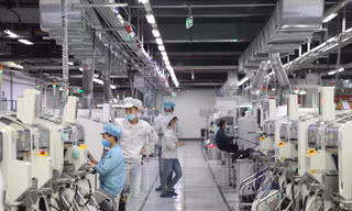 Chuyên gia kinh tế cho rằng đây là thời điểm cần có những quyết sách nhanh, mạnh để phục hồi kinh tế. Ảnh: Nguyễn Thắng 