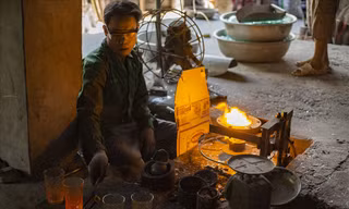 Anh Trần Văn Duyên, một trong ba chủ hộ thổi thủy tinh còn theo nghề ở Xối Trì