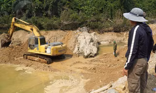 Người nhà nạn nhân Bùi Đức Thọ lên hiện trường trông ngóng con từng ngày