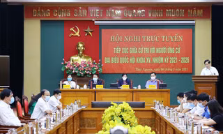 Các ứng cử viên đại biểu Quốc hội khóa XV tại tổ bầu cử số 3 tỉnh Thái Nguyên tiếp xúc với cử tri trực tuyến Ảnh: T.N