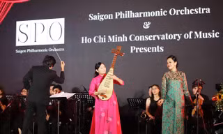 Nghệ sĩ Nghiêm Thu biểu diễn tỳ bà với dàn nhạc giao hưởng Ảnh: Tư liệu nghệ sĩ