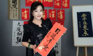 'Nữ hoàng Võ Tắc Thiên' livestream bán tác phẩm thư pháp 