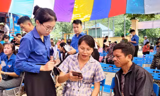 Cùng bà con Cơ Tu chuyển đổi số 