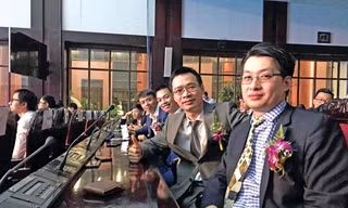 Anh Nguyễn Đình Quý (ngoài cùng phải) cùng thành viên nhóm VietSearch Lưu Vĩnh Toàn, Phạm Xuân Lâm, Hà Duyên Hóa trong lễ trao giải Nhân tài đất Việt 2019 Ảnh: NVCC