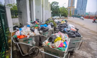 Rác chất đầy ở các quận nội thành những ngày qua