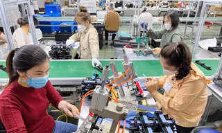 Bộ LĐ-TB&XH dự kiến giữa năm nay sẽ họp bàn chuyện tăng lương tối thiểu vùng cho năm 2023 Ảnh minh họa: Như Ý