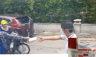 Một người tự nhận mình là nhân viên y tế giao thuốc Favipiravir và Molnupiravir cho phóng viên ảnh: PV