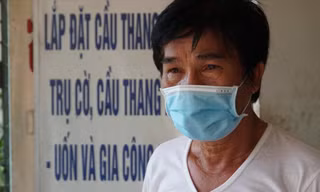 Ông Bùi Quang Long (ba của chị T.) thất thần trước sự mất mát người thân quá lớn. Ảnh: Nguyễn Ngọc