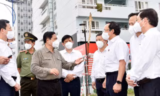 Thủ tướng trao đổi với Bí thư Thành ủy TPHCM Nguyễn Văn Nên và các lãnh đạo TPHCM về tăng cường các biện pháp phòng chống dịch tại TPHCM