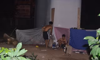 Anh Lô Văn Cà Huệ và nhóm bạn ngủ tại gầm cầu đường Vành đai 3 (chụp lúc vào tối 30/8/2021)