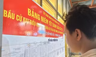 Người dân theo dõi danh sách cử tri được niêm yết tại phường Yên Sở, quận Hoàng Mai, Hà Nội. Ảnh: LD 