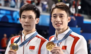 Nam VĐV được Địch Lệ Nhiệt Ba hồi đáp sau khi giành huy chương Vàng Olympics
