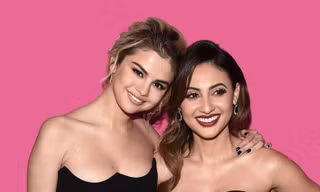 Selena Gomez muốn gọi một tiếng "bạn thân" nhưng Francia Raise không buồn đáp lại