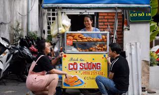 Đôi bạn trẻ đi khắp Sài Gòn vẽ biển hiệu miễn phí cho những người bán hàng rong
