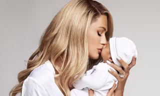Paris Hilton khoe ảnh con trai mới chào đời, tiết lộ đã chọn tên từ 10 năm trước