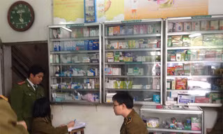 Lực lượng chức năng kiểm tra nhà thuốc 11A An Dương, Tây Hồ. Ảnh: TQ
