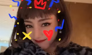 Đội tóc giả chụp selfie, Địch Lệ Nhiệt Ba không ngờ bị netizen nhận nhầm thành Lisa
