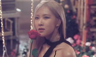 “Cày view” cho Rosé (BLACKPINK) nhưng bạn có biết vì sao single lấy tên “On The Ground”?