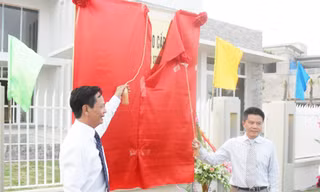 Ông Đào Hồng Tuyển trao biệt thự cho GS Ngô Bảo Châu
