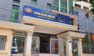 Học phí tăng, học bổng giảm, sinh viên bức xúc: Trường ĐH Khoa học xã hội và Nhân văn TPHCM nói gì?