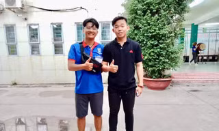 Thiện Nhân và bạn thí sinh đổi quần cho nhau chụp ảnh lưu niệm