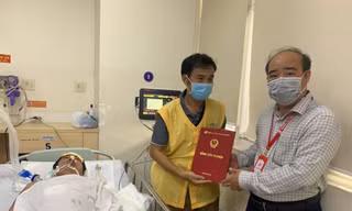 Trao bằng tốt nghiệp danh dự cho nam sinh bị bệnh hiểm nghèo