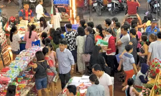 Phụ huynh nháo nhào tìm sách cho con, các nhà sách kẹt cứng người