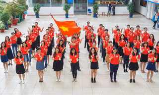 Sinh viên TPHCM háo hức trước giờ bóng lăn