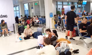 Sân bay Tân Sơn Nhất đông nghịt, khách vật vã từ mờ sáng 27 Tết