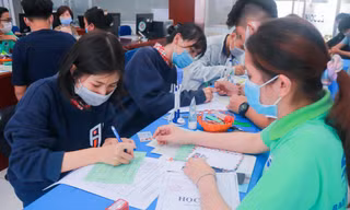 Thí sinh làm thủ tục nộp hồ sơ học bạ tại Trường Đại học Công nghiệp Thực phẩm TPHCM