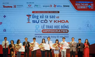 Trường ĐH Quốc tế Hồng Bàng trao học bổng Hippocrates cho học sinh xuất sắc